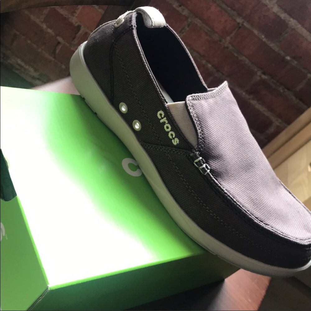 Wall crocs size 9